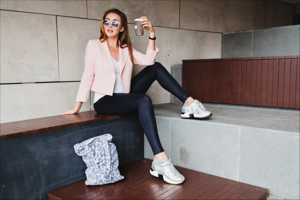 Styl athleisure w eleganckim wydaniu – jak go ograć? Inspiracje od Amareno Moda